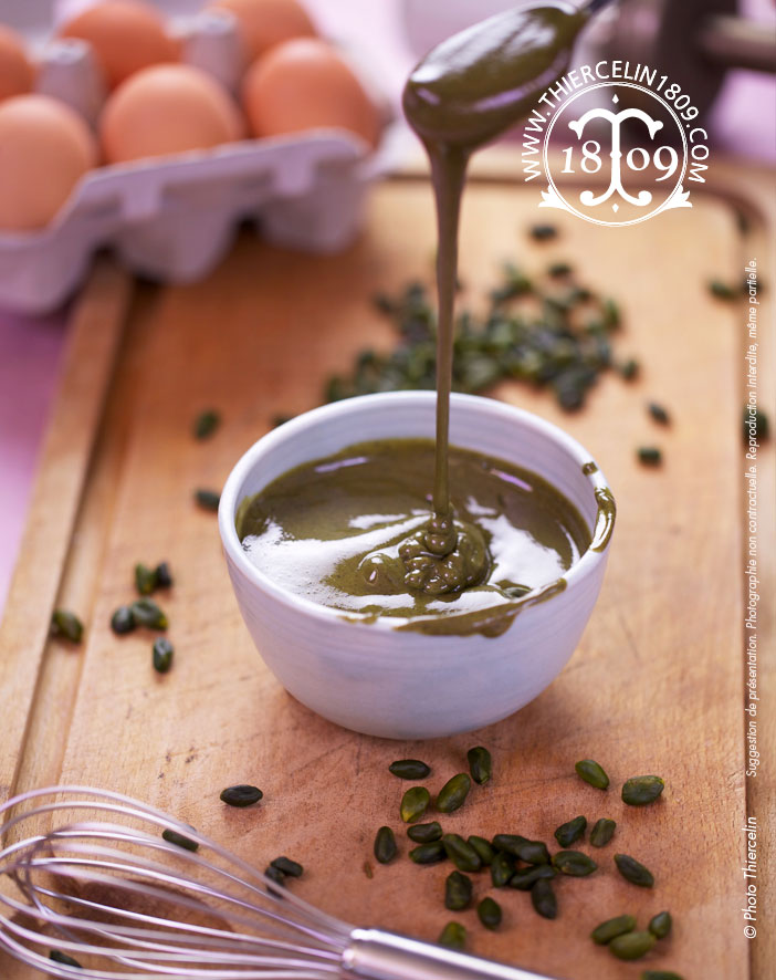 GREEN PISTACHIO PUREE, natural puree made from 100% pistachio fruits, no artificial colours, nor artificial flavours, without added sugars, plastic jar 1 kg